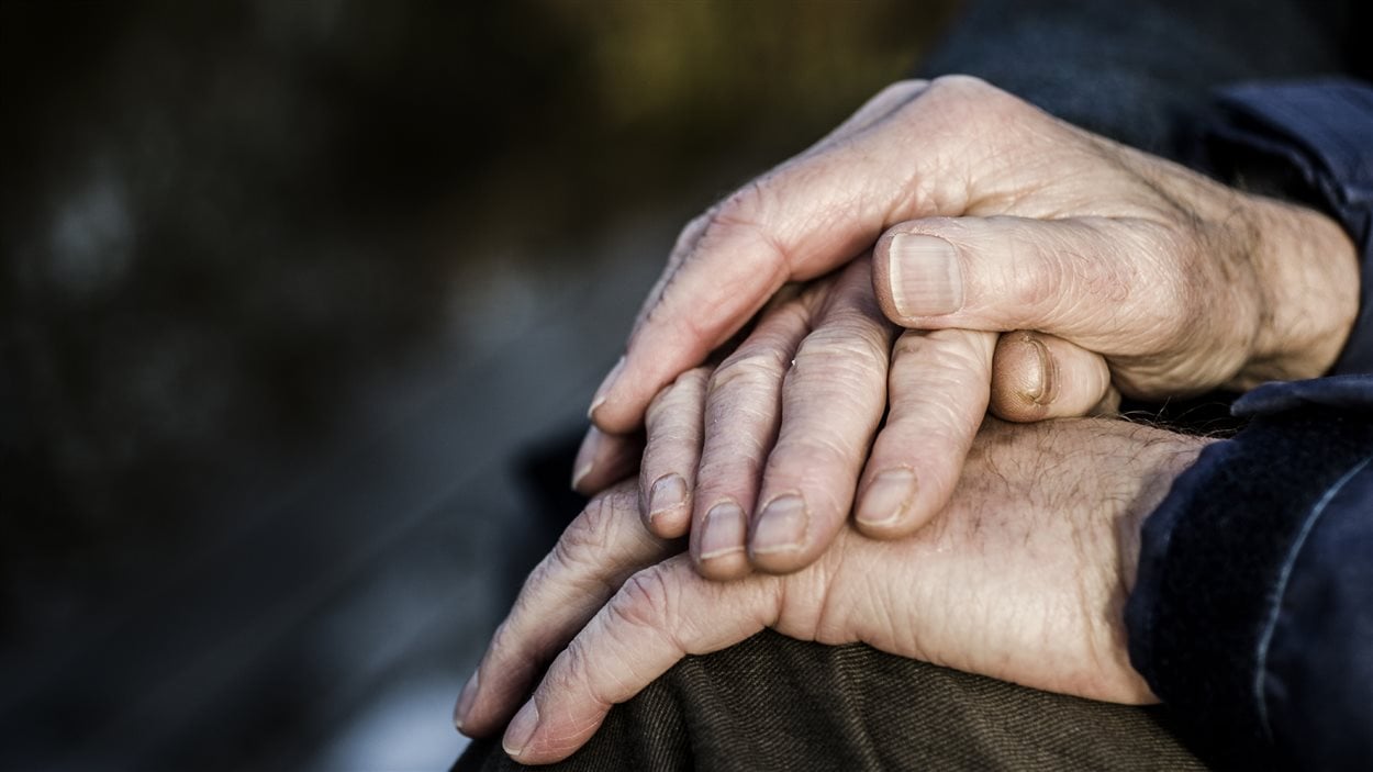 Mains d'ainés en amour