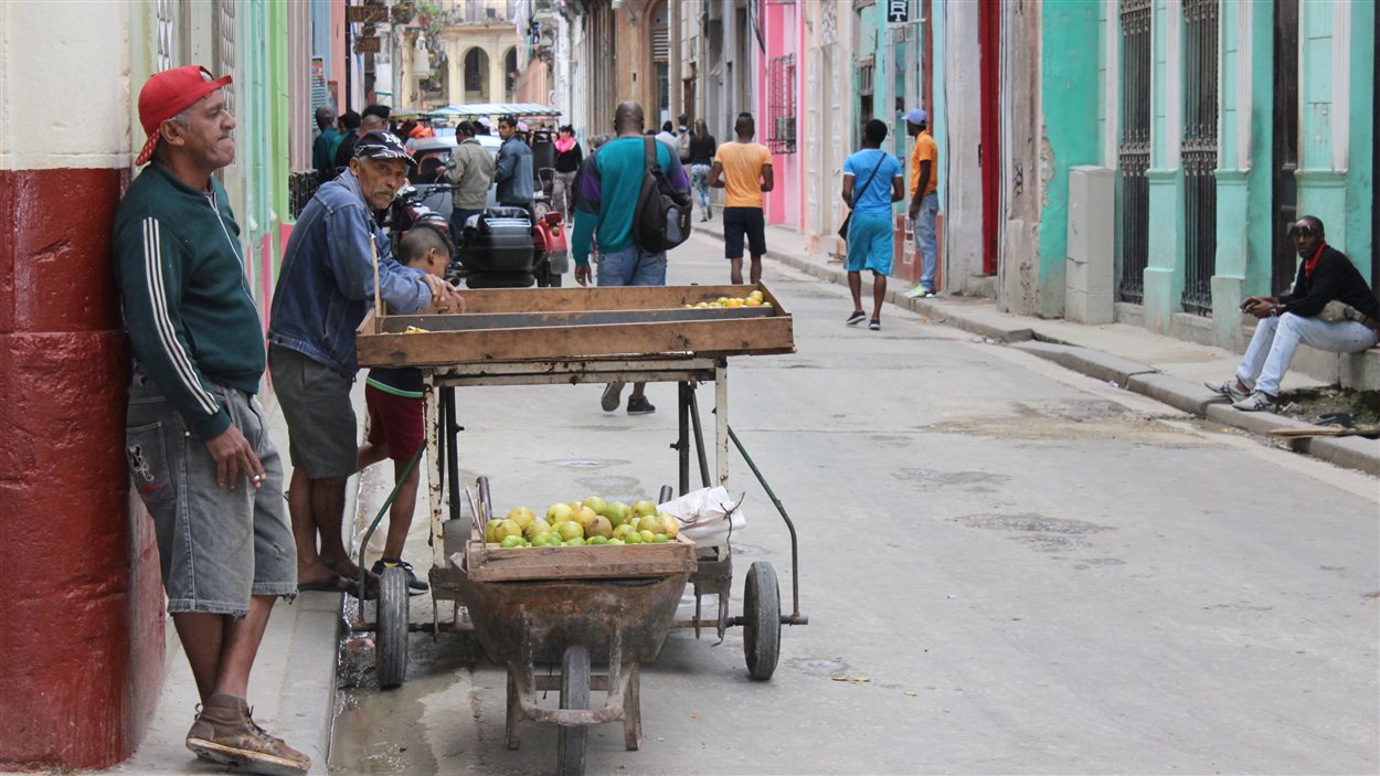 Un marchand de fruits, dans l'une des rues du vieux quartier de La Havane. Cuba, malgré la richesse de ses terres, importe les deux tiers de la nourriture qu'elle consomme. (17 janvier 2016)