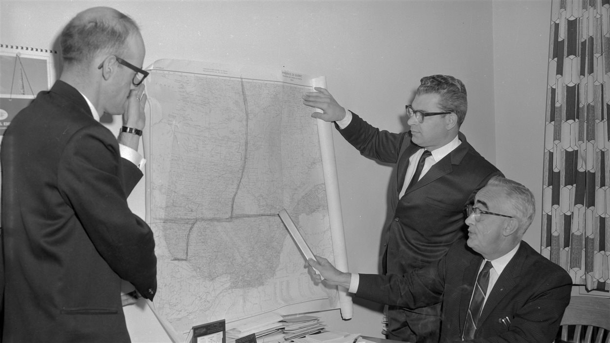 Wilfrid Sabourin, à droite, étudiant les possibles frontières de la 11e province