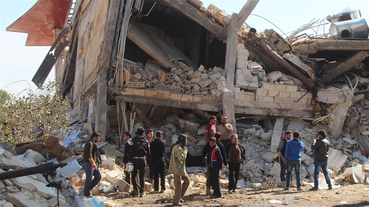 Des Syriens prennent la mesure des dégâts causés à l'hôpital de Médecins sans frontières.