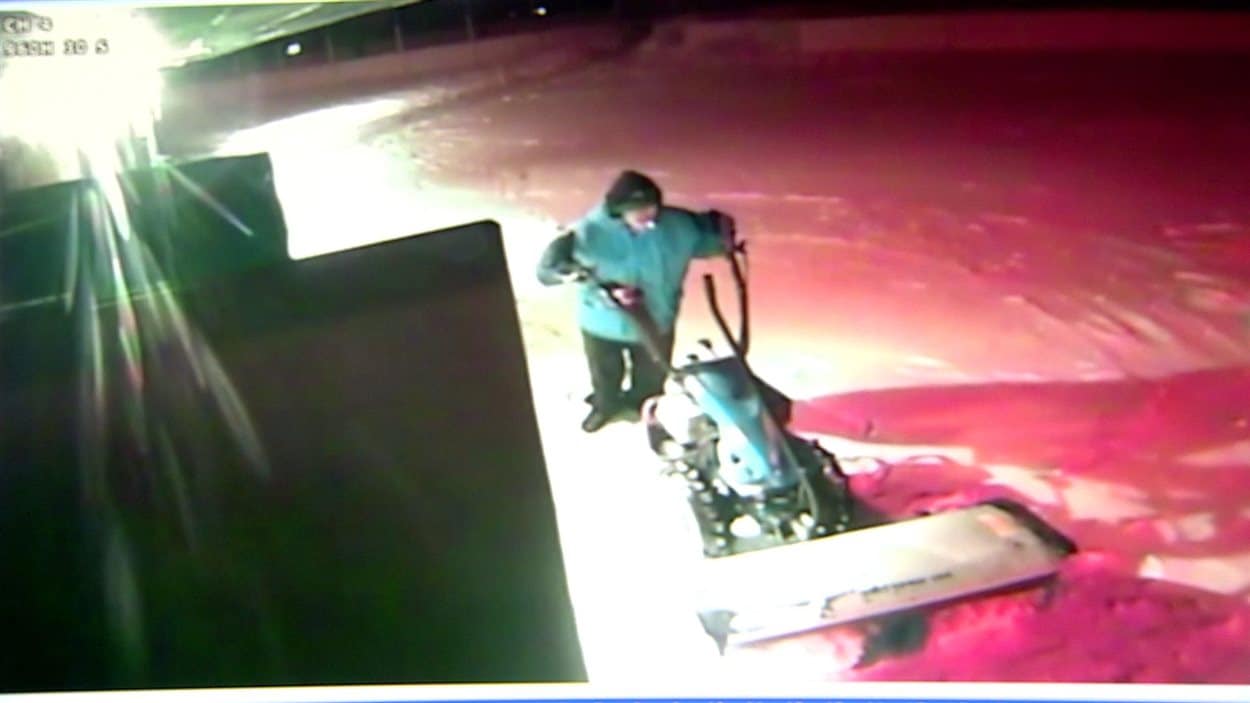Une vidéo de surveillance montre un suspect sortant avec du matériel volé de la patinoire du quartier Millbourne Nord à Edmonton.
