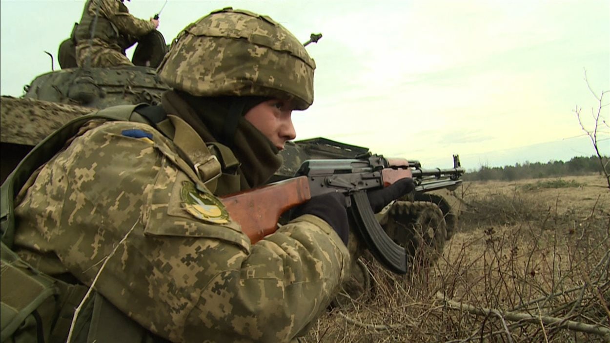 L'armée ukrainienne suit une formation auprès des soldats canadiens.
