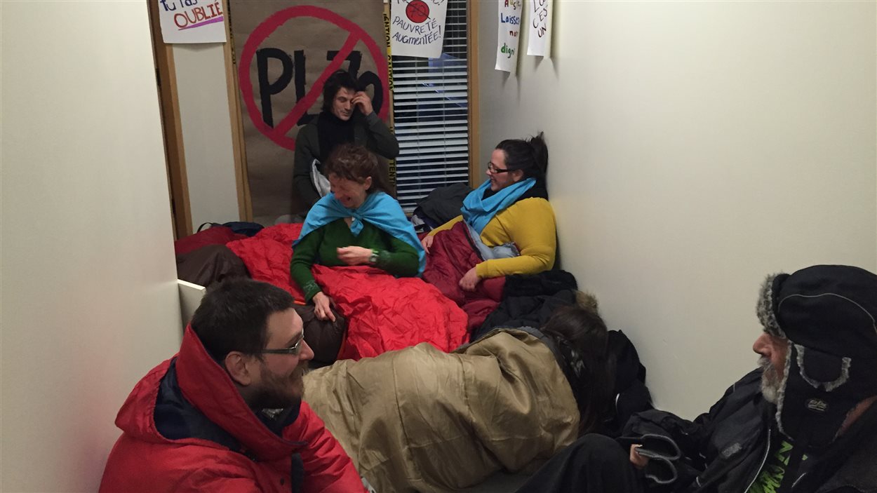Manifestation dans les bureaux du député Luc Blanchette