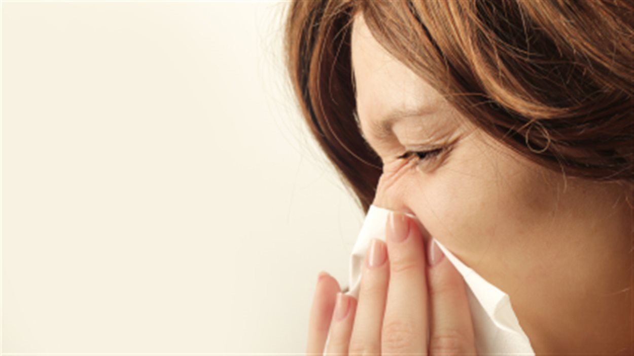 Femme atteinte de la grippe.
