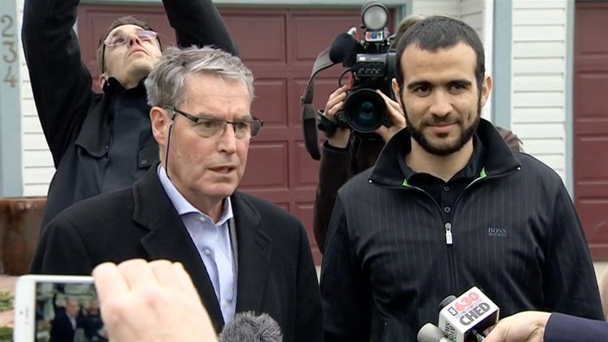 Omar Khadr et son avocat, Dennis Edney, devant la maison de ce dernier, à Edmonton