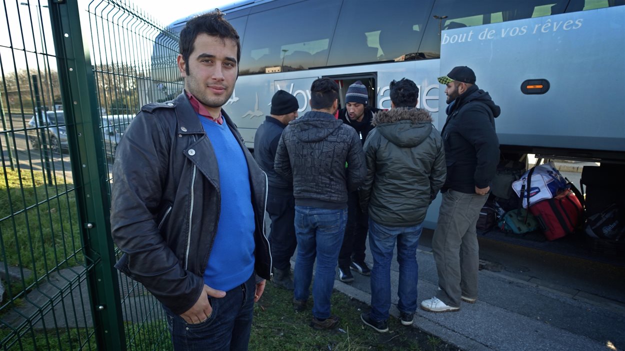 Des migrants s'apprêtent à quitter la « Jungle » pour aller dans le sud de la France.