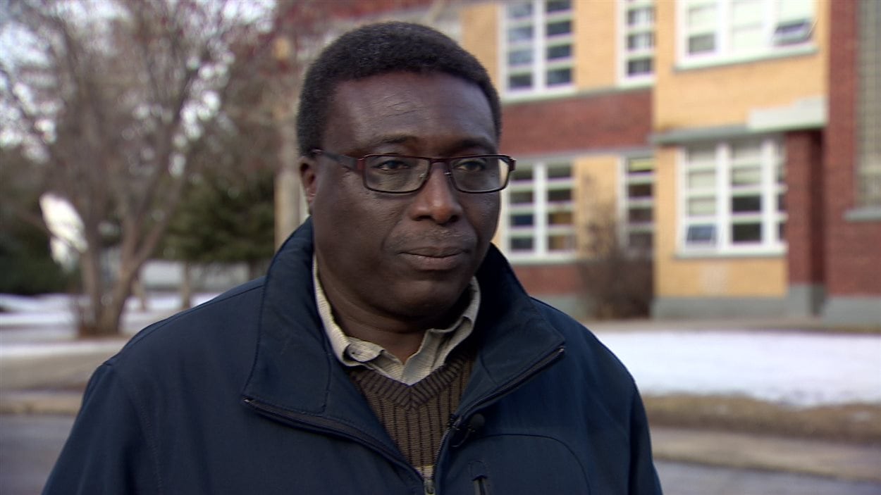 Ibrahim Karidio, le président du conseil d’école de Gabrielle-Roy, attend la journée portes ouvertes à St. Kevin.