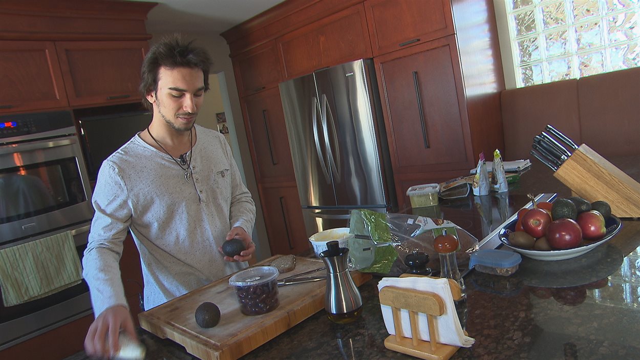 Simon Marois, 14 ans, a choisi de devenir végétarien. Il est le seul de sa famille à avoir banni la viande.