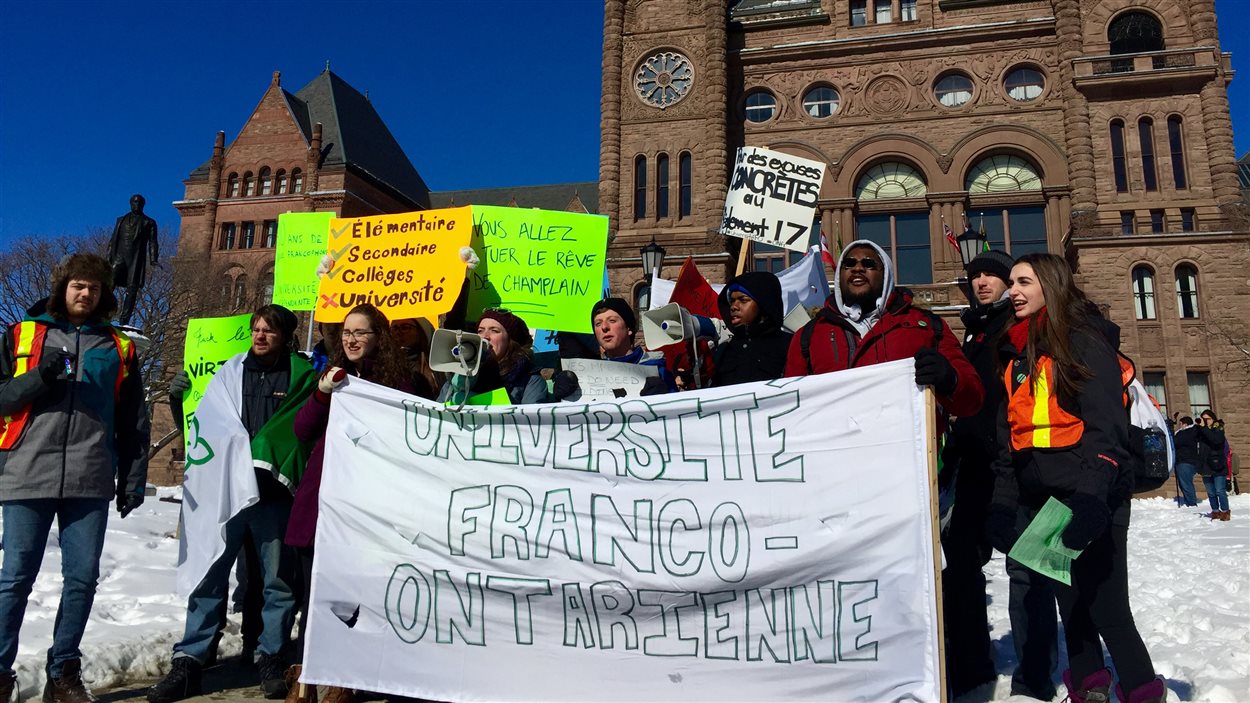 Des étudiants manifestent devant Queen's Park pour la création d'une nouvelle université franco-ontarienne.