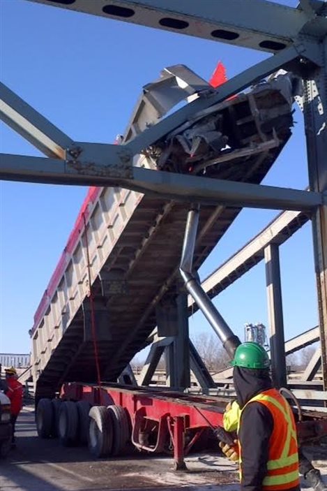 Une benne d'un camion coincée dans la structure du pont Mercier
