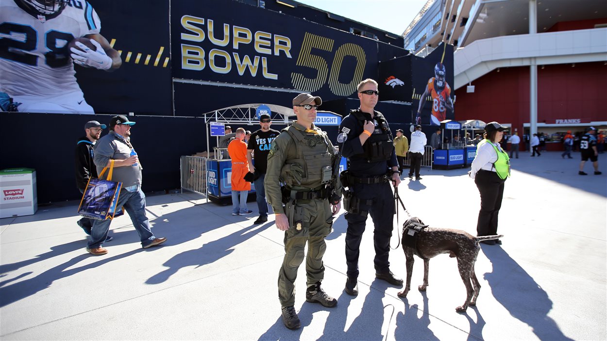 Des policiers surveillent le stade lors du Superbowl.