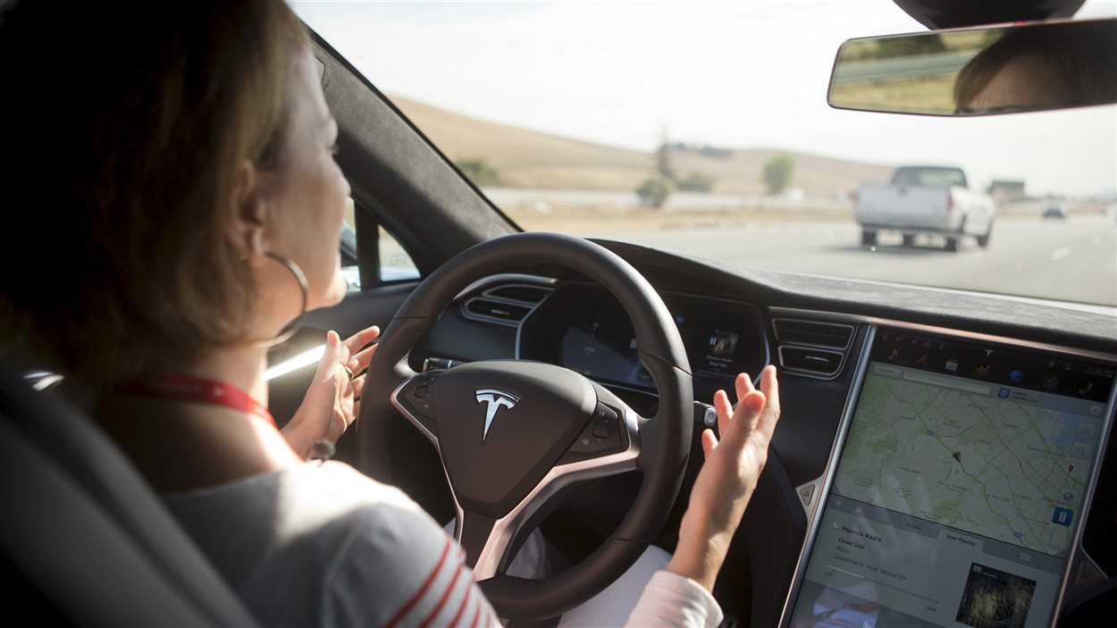 Une femme au volant d'une voiture autonome