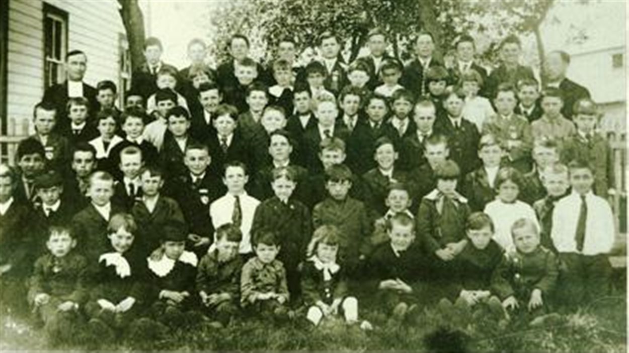 Les élèves et les enseignants de l’école de Saint-Pierre, au Manitoba, en 1918.