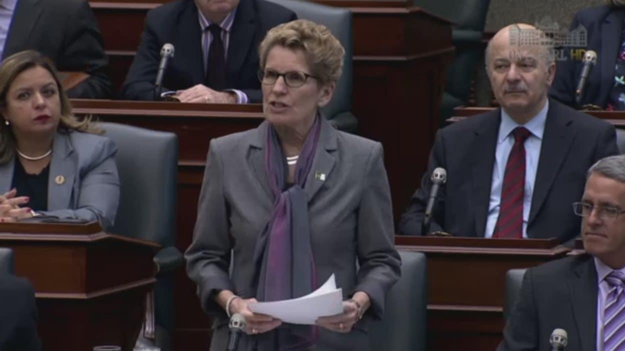 La première ministre de l'Ontario, Kathleen Wynne, présente des excuses à Queen's Park.