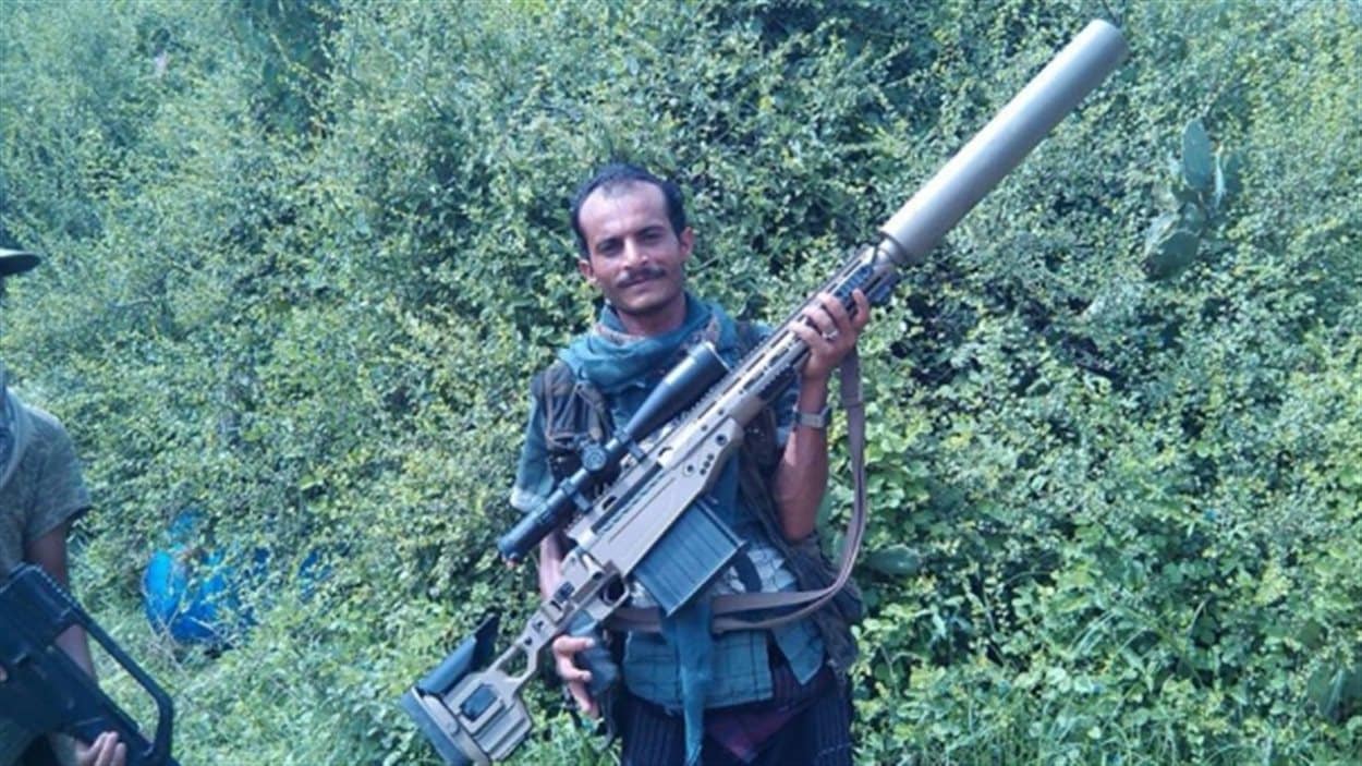 Cette photo, publiée sur Twitter, montre un rebelle houthi brandissant ce qui est vraisemblablement un fusil de précision pour tireur d'élite LRT-3.
