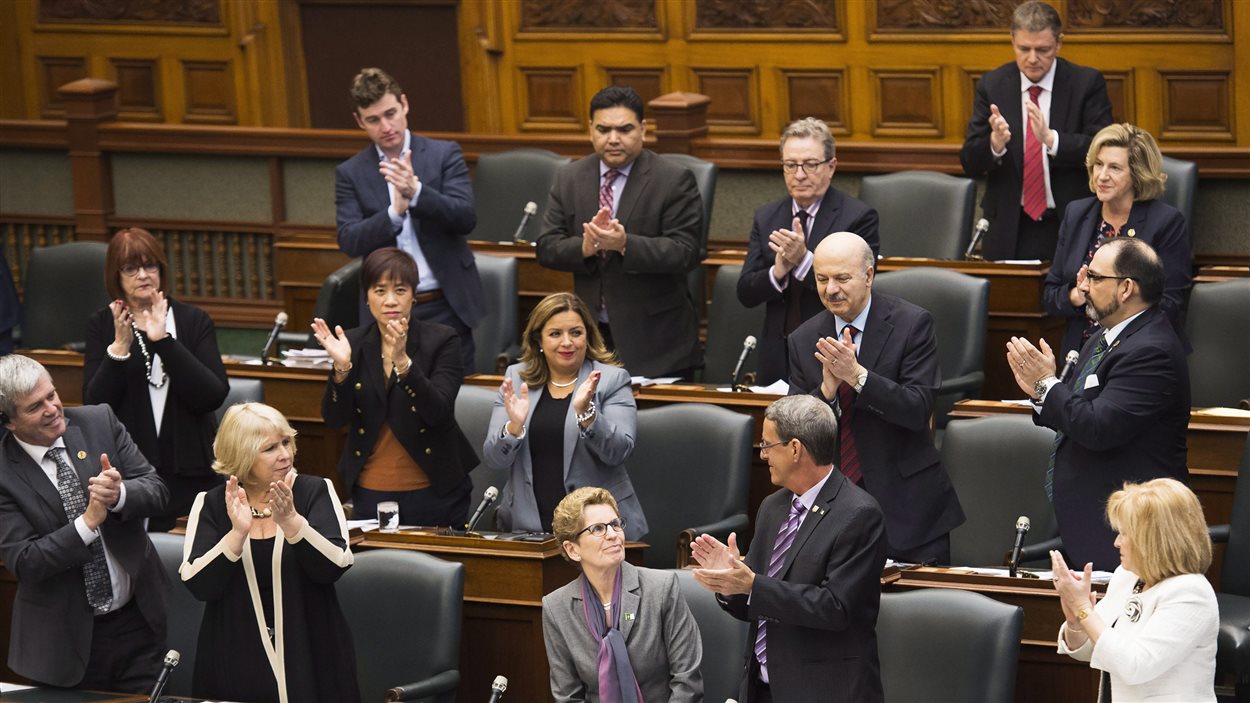 La première ministre Kathleen Wynne est applaudie après la présentation d'excuses au nom de la province à l'endroit des enseignants francophones.