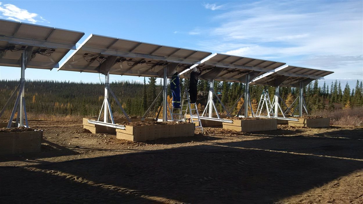 Dans une photo non datée et soumise à La Presse Canadienne, un travailleur ajuste un des panneaux solaires installés à Colville Lake, dans les Territoires du Nord-Ouest.