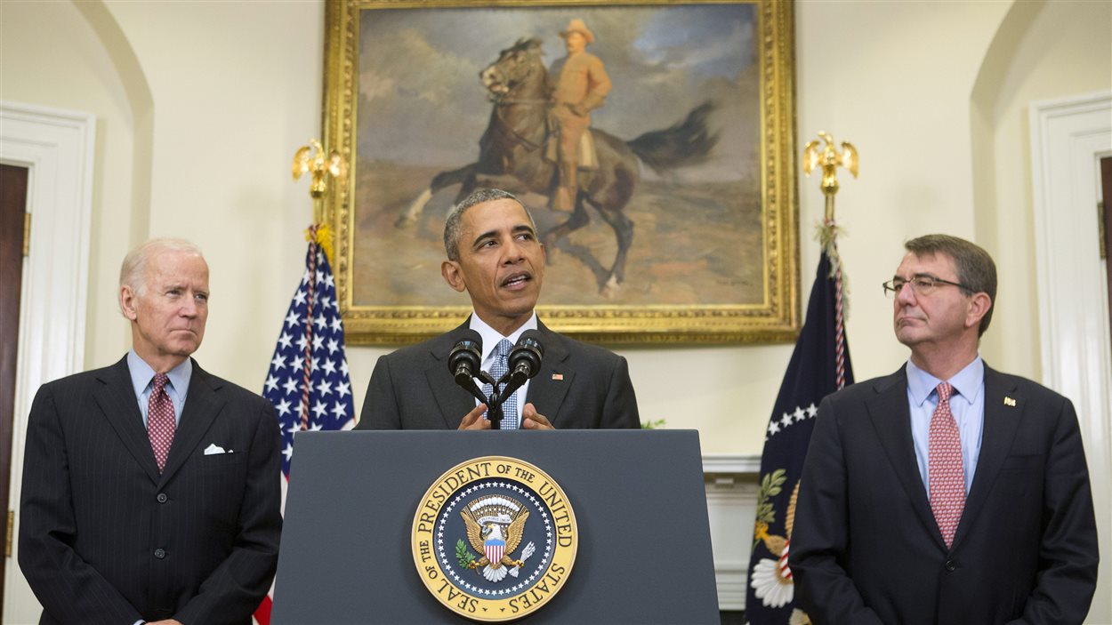 Le président Obama entouré de Joe Biden, vice-président, (à sa droite) et Ash Carter, secrétaire à la Défense