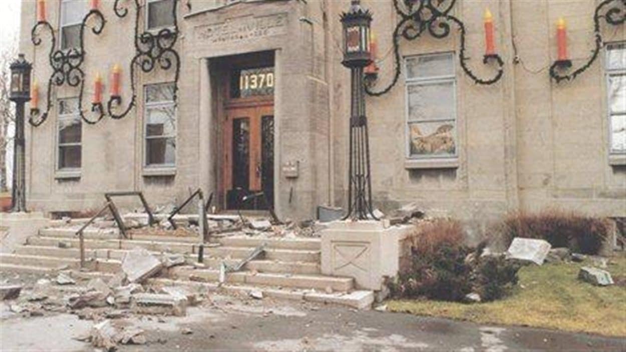 L’hôtel de ville de Montréal-Est a subi des dommages irréversibles en 1988 lors d'un tremblement de terre au Saguenay. Il a dû être reconstruit.