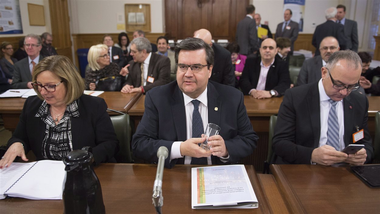 Le maire Denis Coderre à Québec devant le comité parlementaire sur l'industrie du taxi
