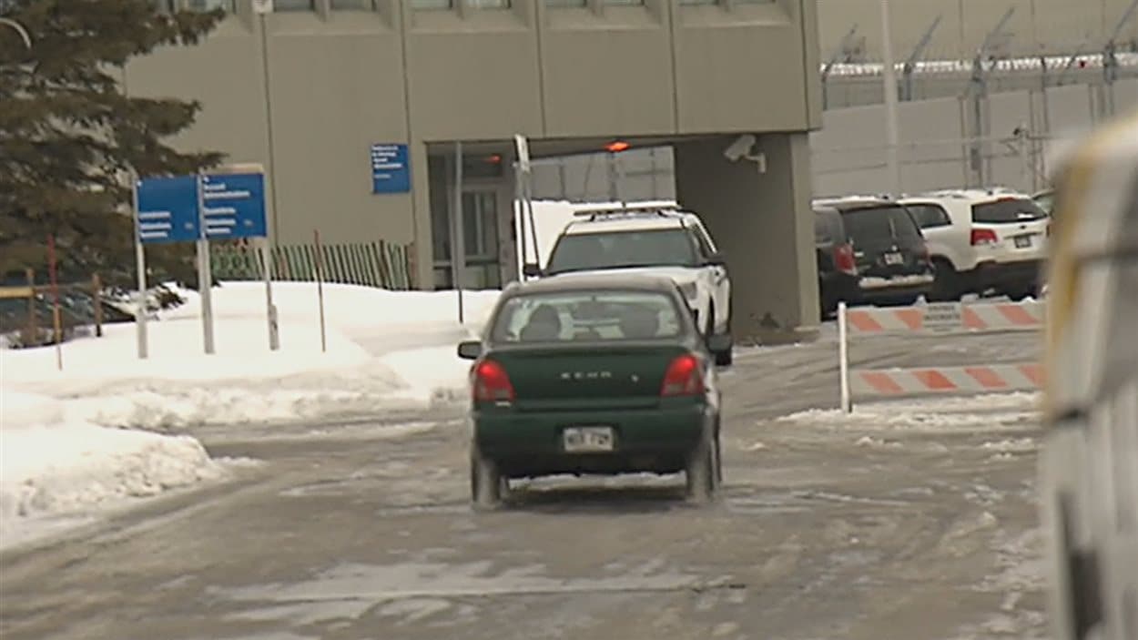 Lise Thibault arrive au Centre de détention de Québec.