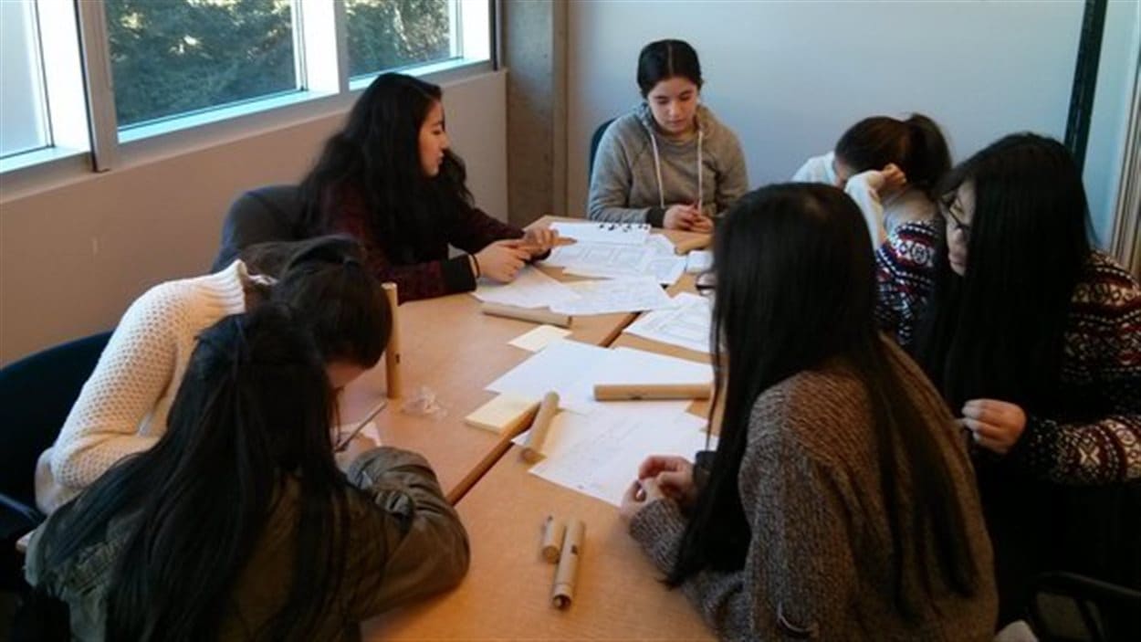 Ces sept jeunes filles de l'école secondaire Terry Fox à Port Coquitlam participent à « Technovation ».