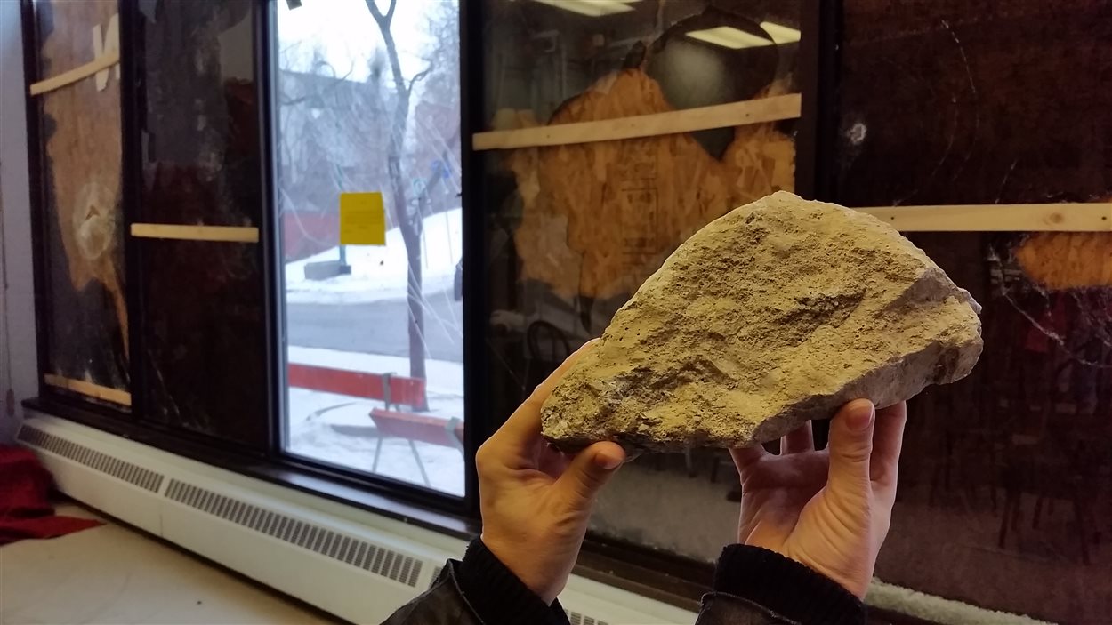 Une des roches lancées dans les vitrines de l'Armée du Salut de Sherbrooke.
