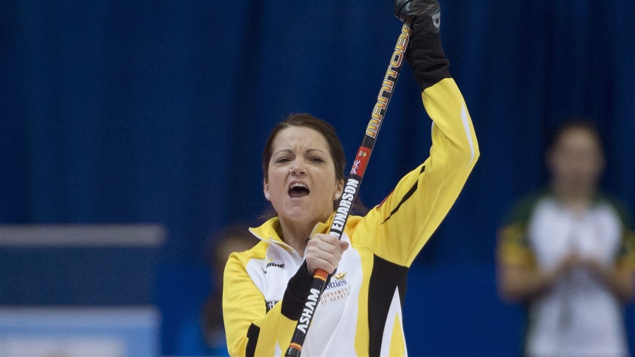 La capitaine de l'équipe de Manitoba, Kerri Einarson, célèbre sa victoire face au Nouveau-Brunswick