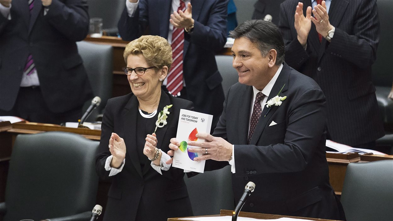 Le ministre des Finances, Charles Sousa, dépose le budget 2016, en compagnie de la première ministre Kathleen Wynne.