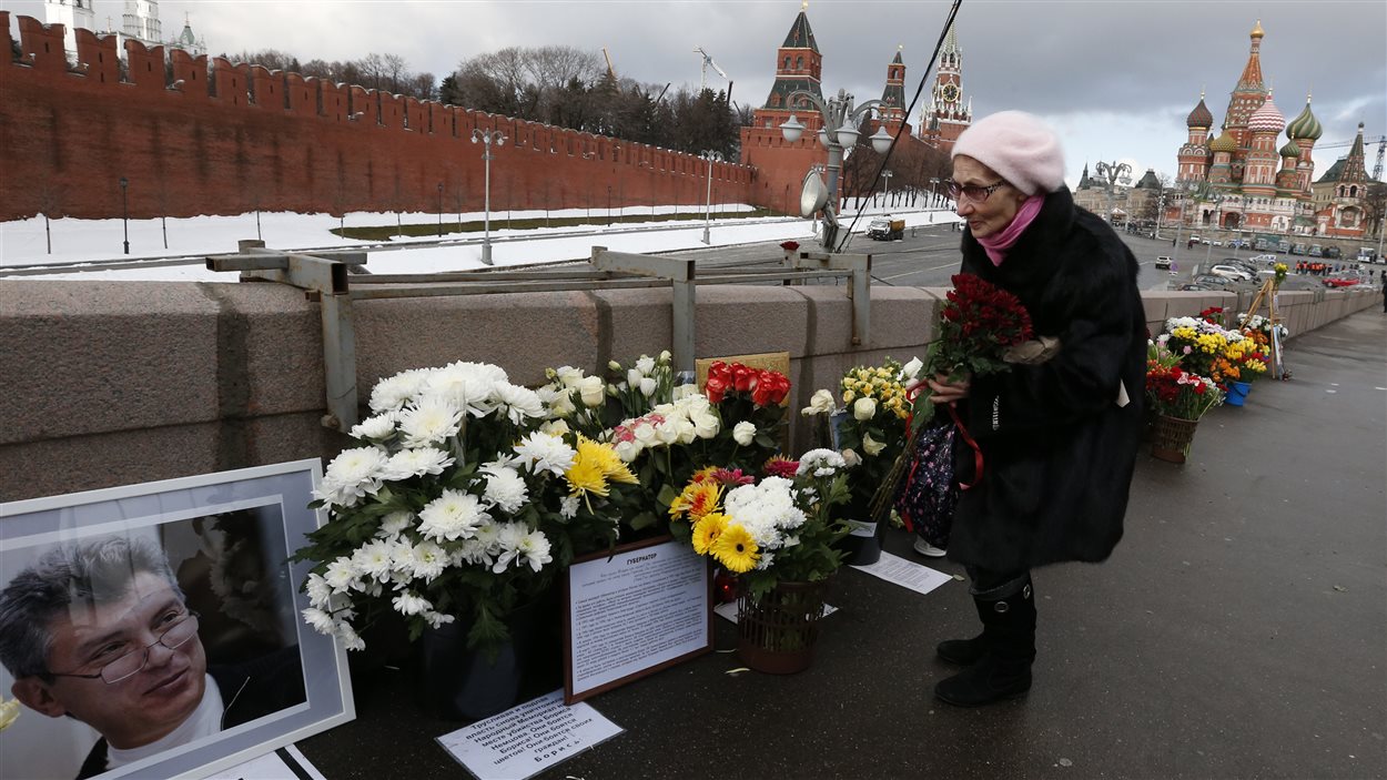 Une femme dépose des fleurs à l'endroit où Boris Nemtsov a été tué.