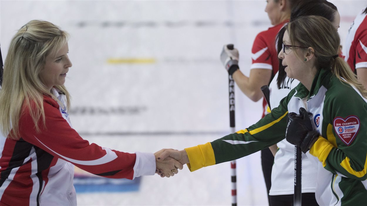 La capitaine d'Équipe Canada, Jennifer Jones (à gauche), félicite la capitaine de l'équipe du Nord de l'Ontario, Krista McCarville à la suite de sa victoire en demi-finale du Tournoi des coeurs