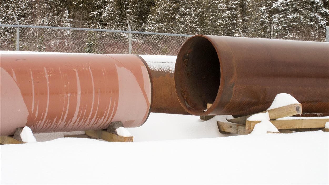 Des bouts de tuyax de pipeline.