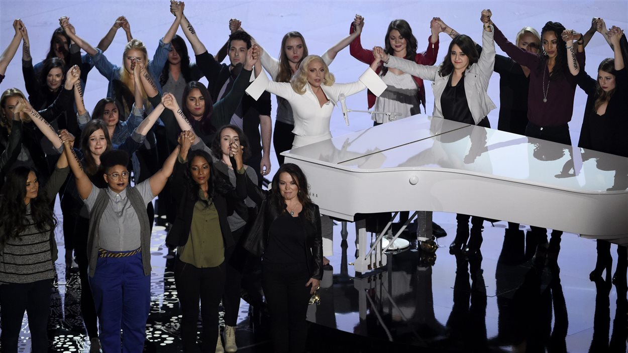 Lady Gaga et des victimes d'agressions sexuelles à la fin de sa prestation