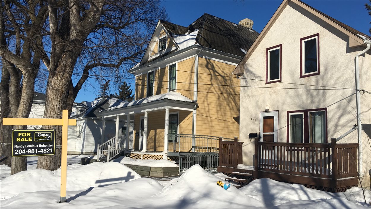 La résidence voisine à la Maison Gabrielle-Roy est à vendre.