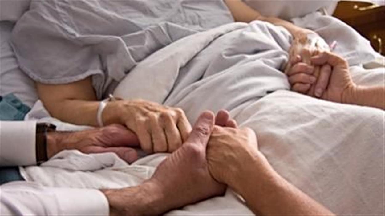 Élargie l’accès à l’aide médicale à mourir
L'accessibilité à l'aide médicale à mourir devrait être élargie aux patients psychiatrisés et éventuellement aux mineurs selon le comité parlementaire chargé d'étudier la question. Claude en parle avec Serge Joyal, sénateur libéral de Kennebec.
