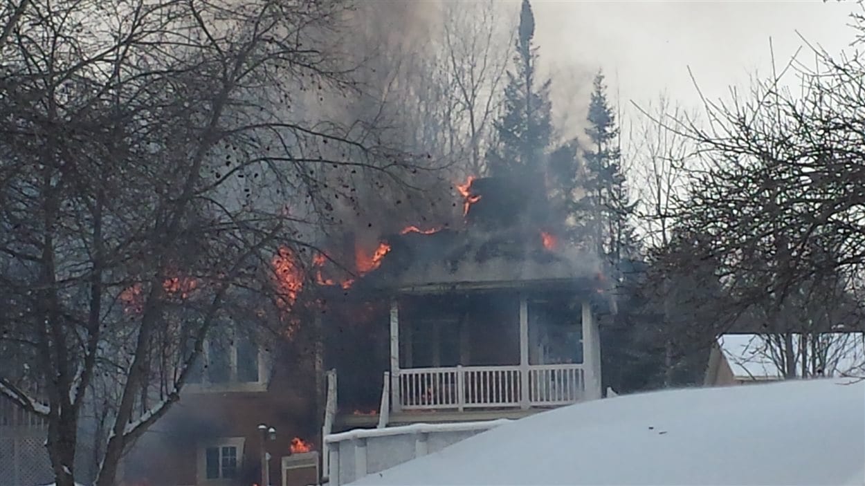 Une maison est la proie des flammes à Sherbrooke