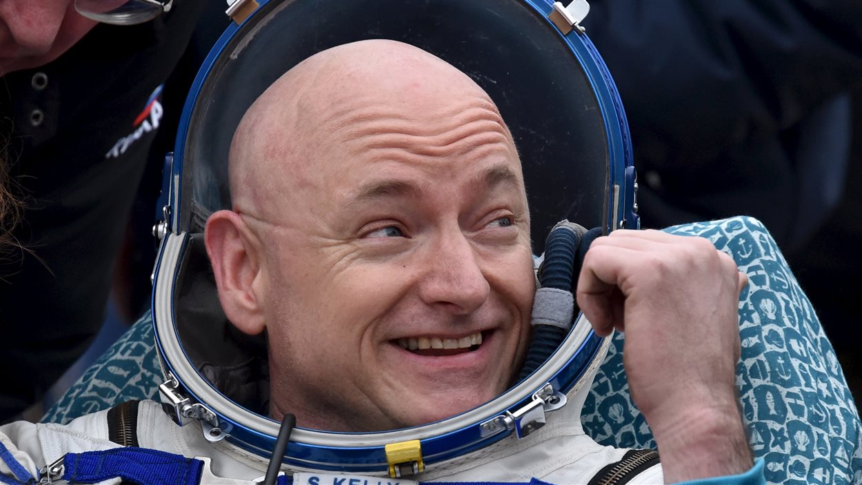 L'astronaute Scott Kelly esquisse un sourire lors de son retour sur terre.
