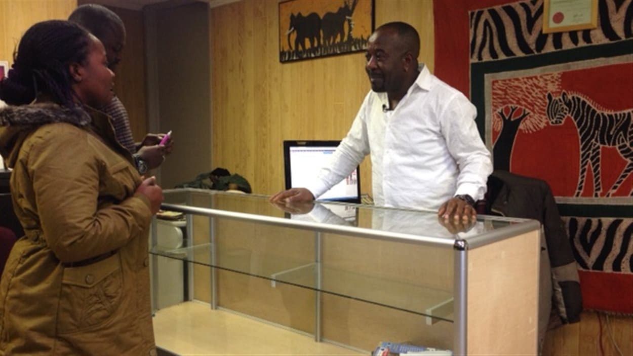 Le directeur du Centre d'intégration pour immigrants africains, Paul Mulangu, reçoit Mami Williams arrivée en C.-B. le 25 septembre 2015 depuis un camp de réfugiés en Côte d'Ivoire .