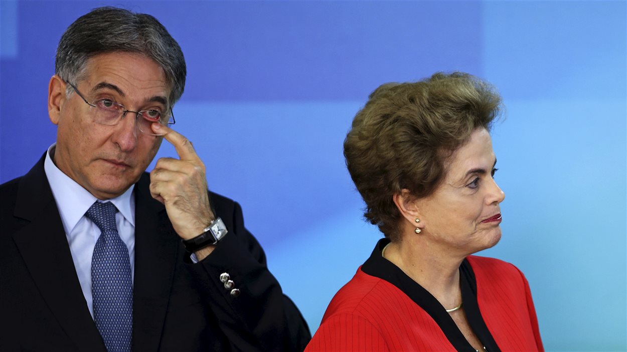 La présidente Dilma Rousseff et le gouverneur de l'état du Minas Gerais Fernando Pimentel émus, lors de la signature de l'entente.