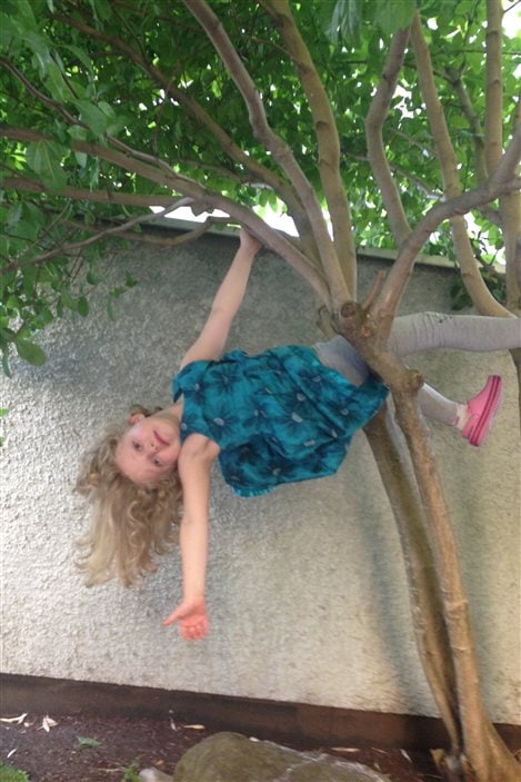 La petite soeur de Lola, Zoé, dans le fameux arbre