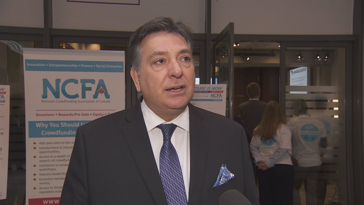 Le ministre ontarien des Finances, Charles Sousa