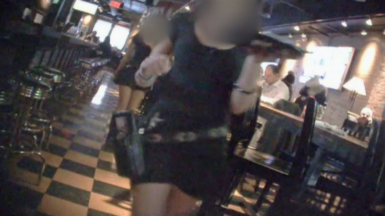 Des jupes trop courtes pour les serveuses dans les restaurants et les bars?  | Radio-Canada