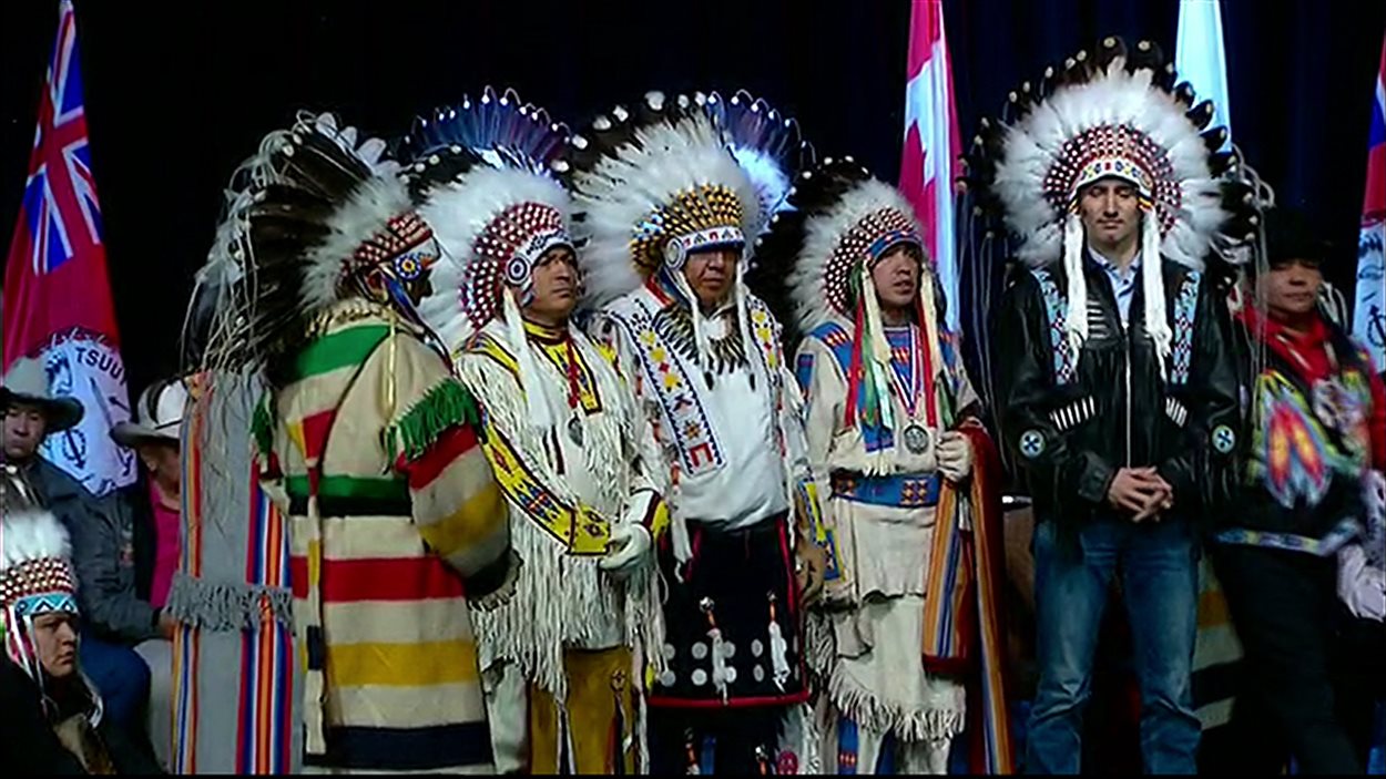 Le premier ministre Justin Trudeau a reçu une coiffe autochtone traditionnelle, symbole de bravoure et de respect.