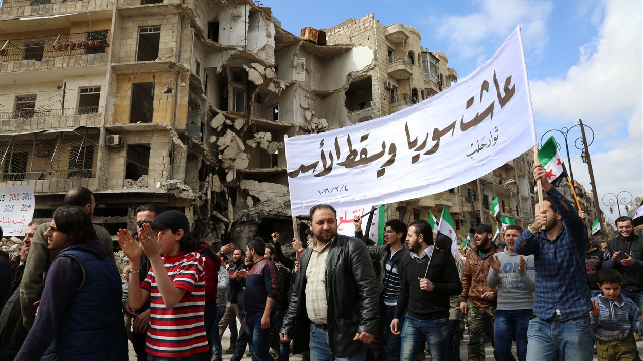 « Longue vie à la Syrie, à bas Assad », peut-on lire sur cette banderole brandie par des militants qui ont défilé vendredi à Alep. 