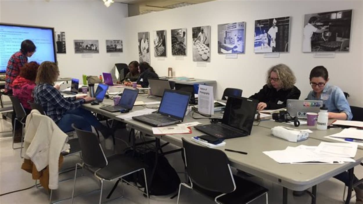 Des femmes participent à une journée contributive de Wikipédia à Saskatoon