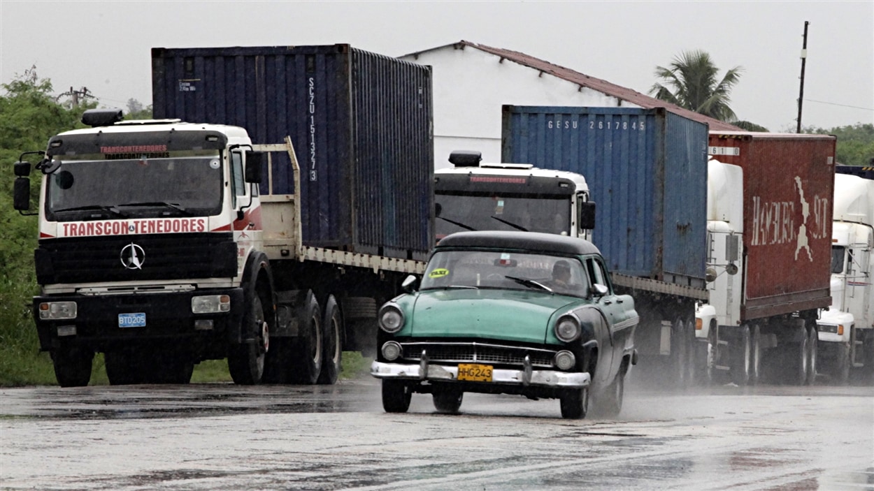 Des camions sur une route près de La Havane, à Cuba