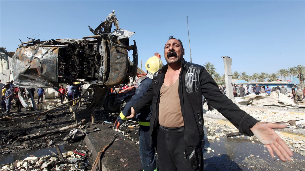 Un homme sur le site de l'attentat-suicide de Hilla, en irak