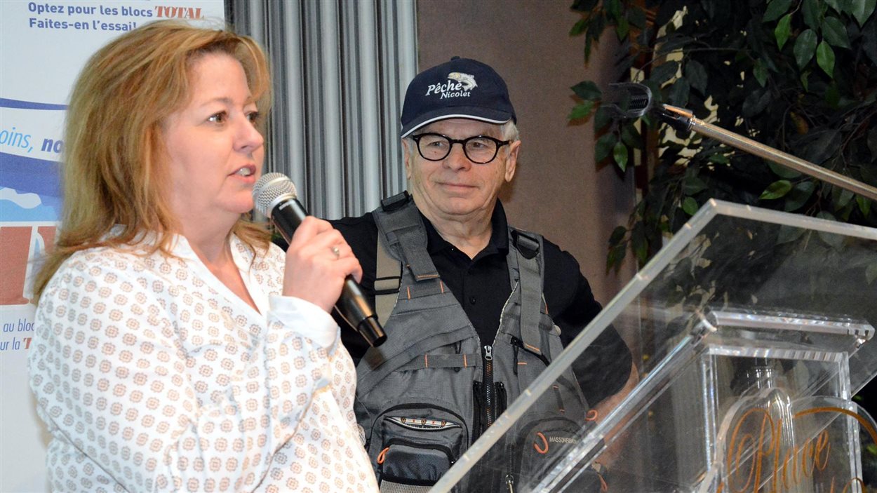 Sylvie Roy invite les gens à signer la pétition contre le projet de loi 64 sur l'immatriculation des armes à feu au Salon Chasse et Pêche de Victoriaville.