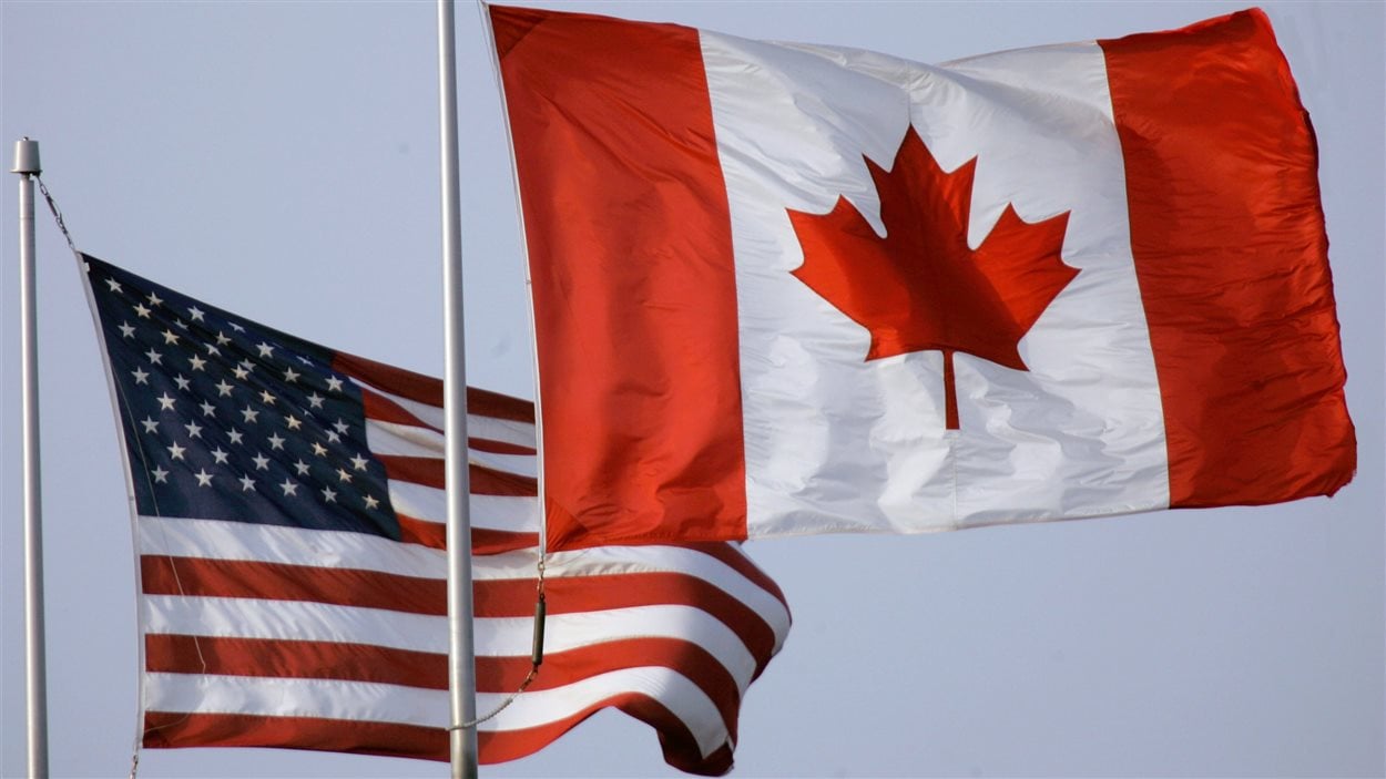 Les drapeaux américain et canadien.