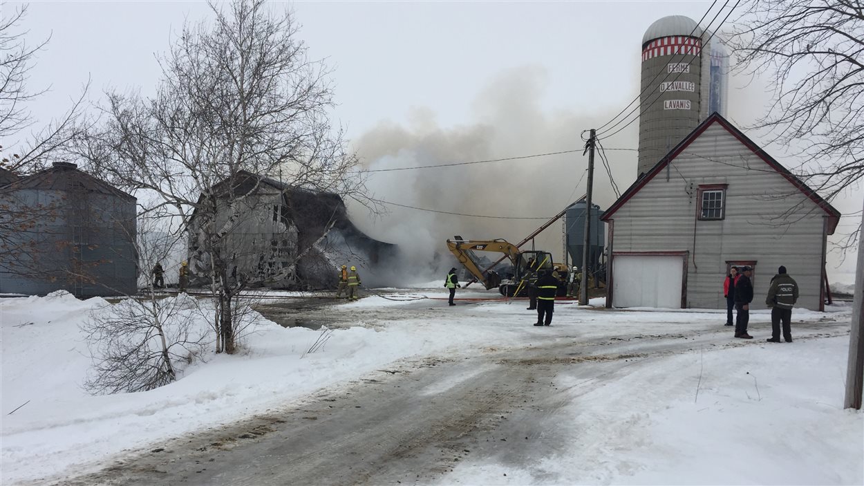 Un incendie s'est déclaré lundi dans cette ferme laitière du rang St-Prime à St-Guillaume dans le Centre-du-Québec